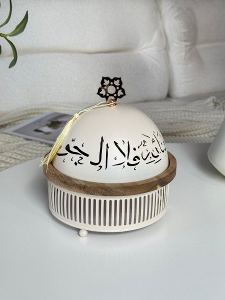 مضيفه خشب غطا معدن كتابه عربيه(18*17 سم)
